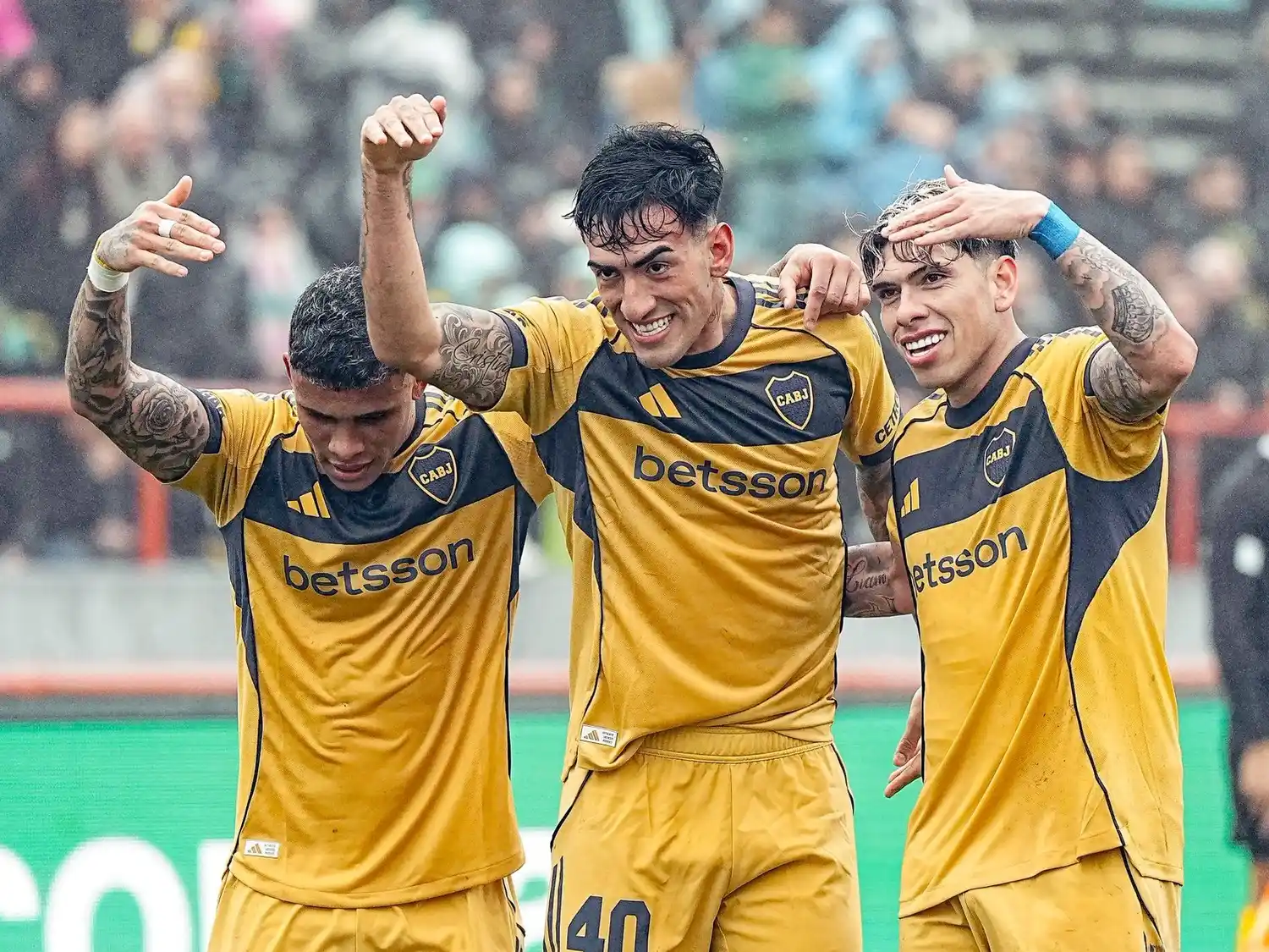 Di Lollo festeja con Palacios y Costa el primer gol.