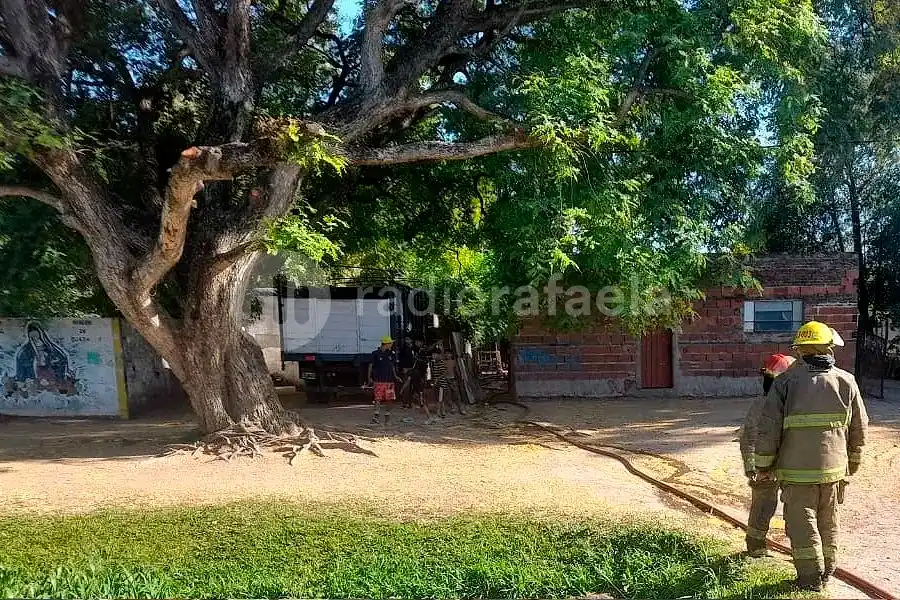 Horror en Reconquista: un hombre golpeó a su expareja y a su bebé en la vía pública, luego incendió su casa con tres hijos adentro