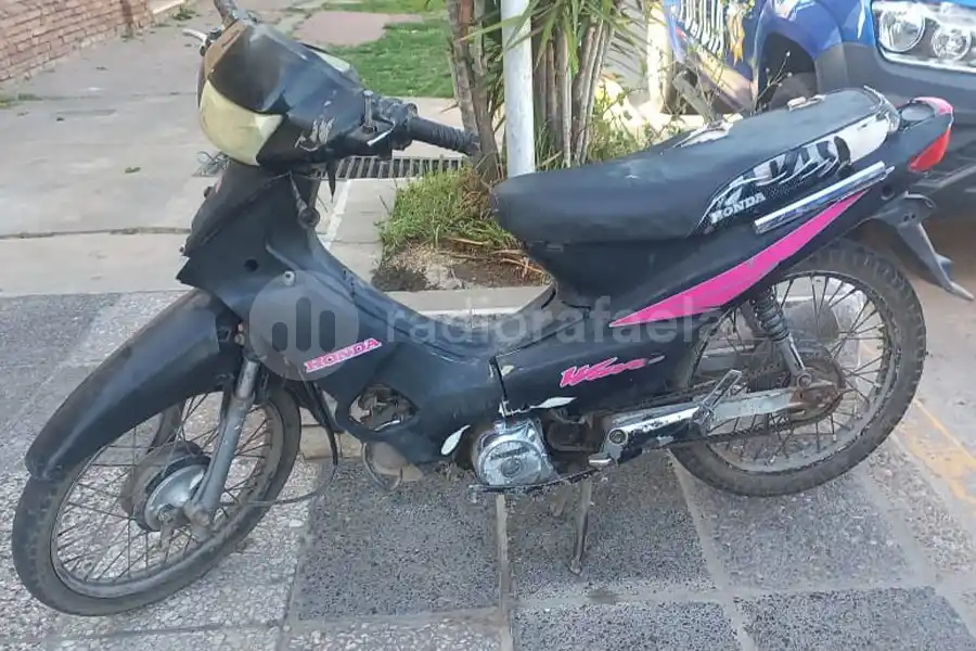 Encontraron abandonada una moto denunciada como robada