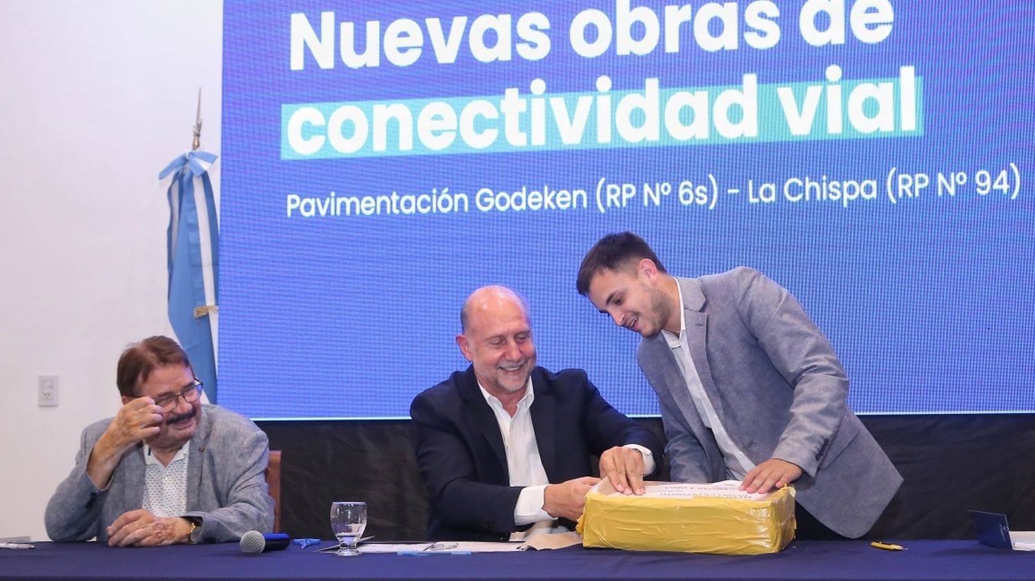 Perotti en la región, para la licitación de pavimentación entre Gödeken y La Chispa