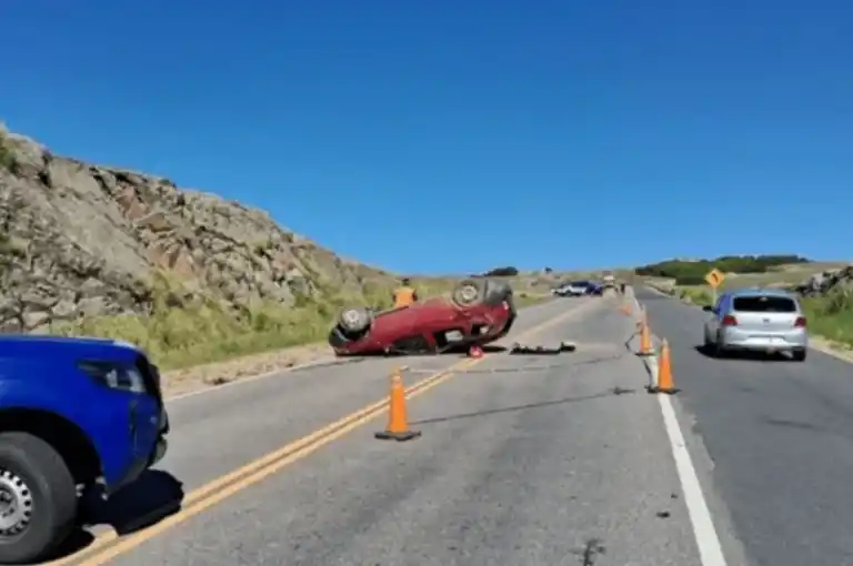 El vehículo dio varios tumbos y causó la muerte de la conductora.