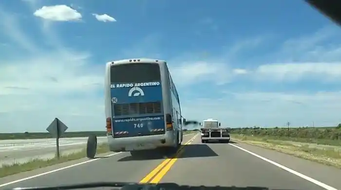 Increíble video en Bahía Blanca: Micro perdió una rueda en plena Ruta 3 