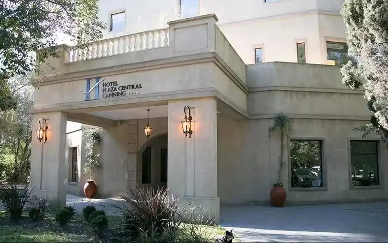 Hubo un procedimiento judicial en el hotel en el que se alojan los ocupantes del avión.