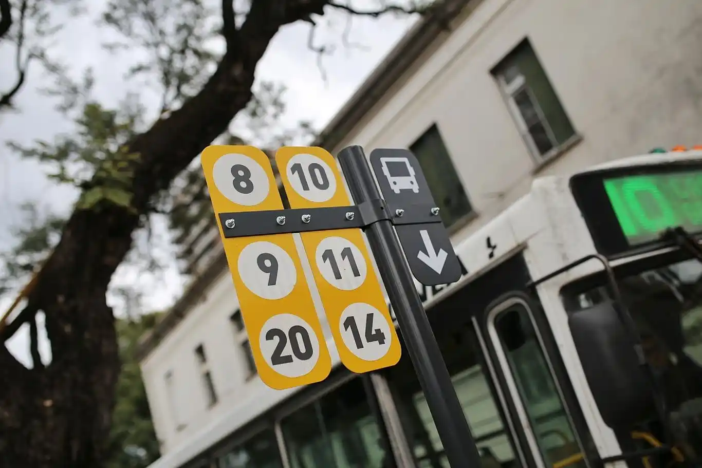 El municipio santafesino coloca carteles indicadores de paradas de colectivos