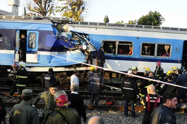 Grave accidente ferroviario en Castelar dejó tres muertos y unos 190 heridos