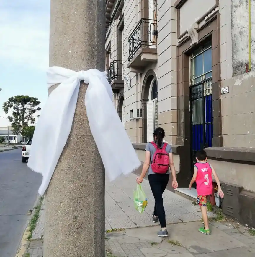 Día Mundial para la prevención del abuso infantil: San Pedro amaneció con lazos blancos