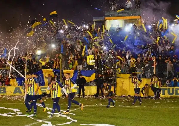 Juventud Urdinarrain fue todo coraje, ganó en los penales y logró un ascenso histórico