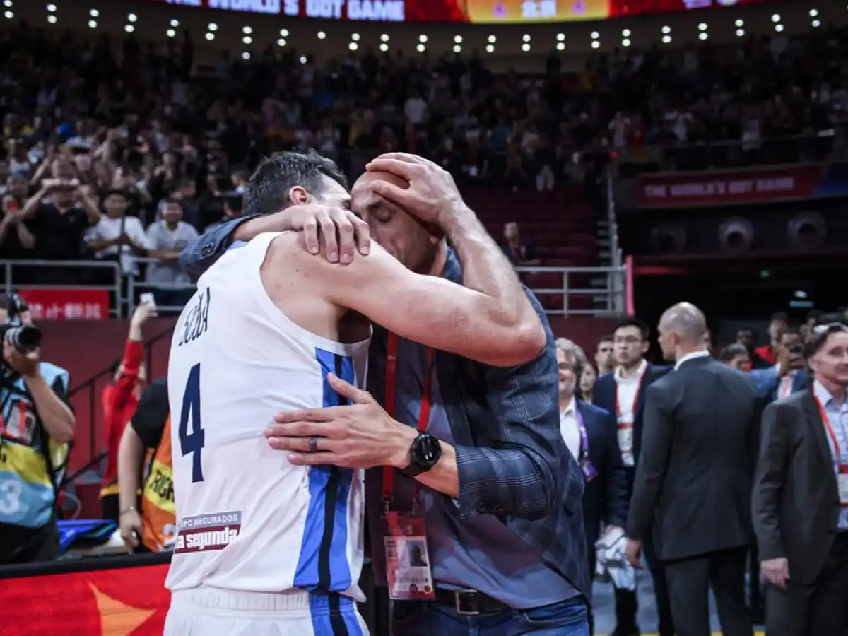 Luis Scola y Manu Ginóbili, el abrazo del alma del básquetbol argentino