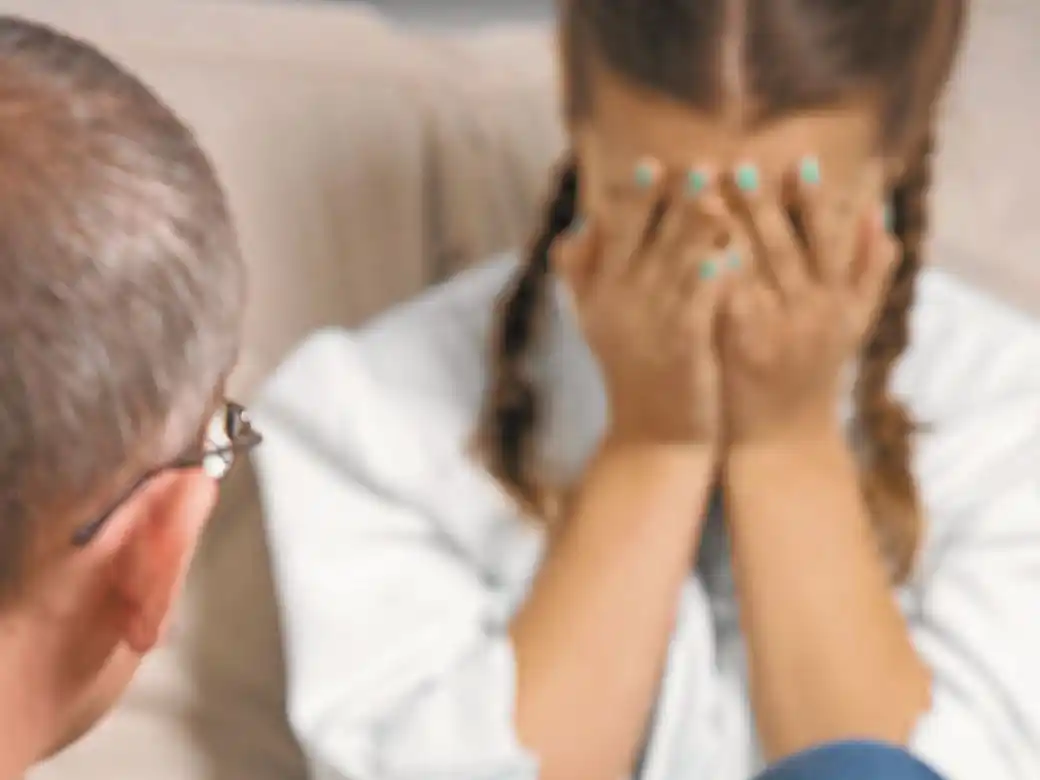 Prohibieron que el docente acusado de supuesto abuso concurra a la escuela