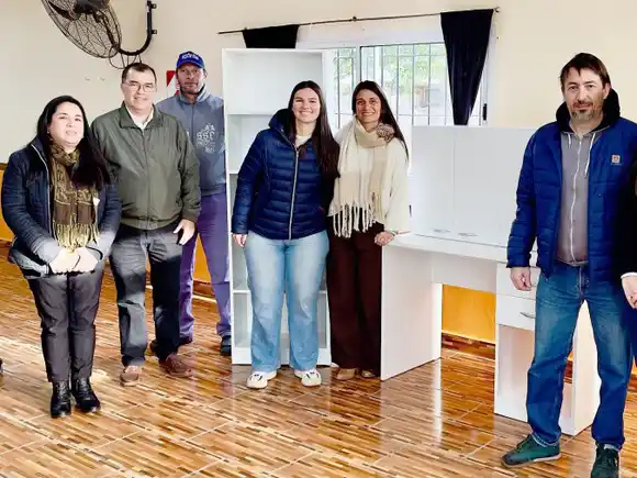 Se realizó la entrega de muebles a la ONG “Volando Alto” como cierre del curso de moldería con tableros