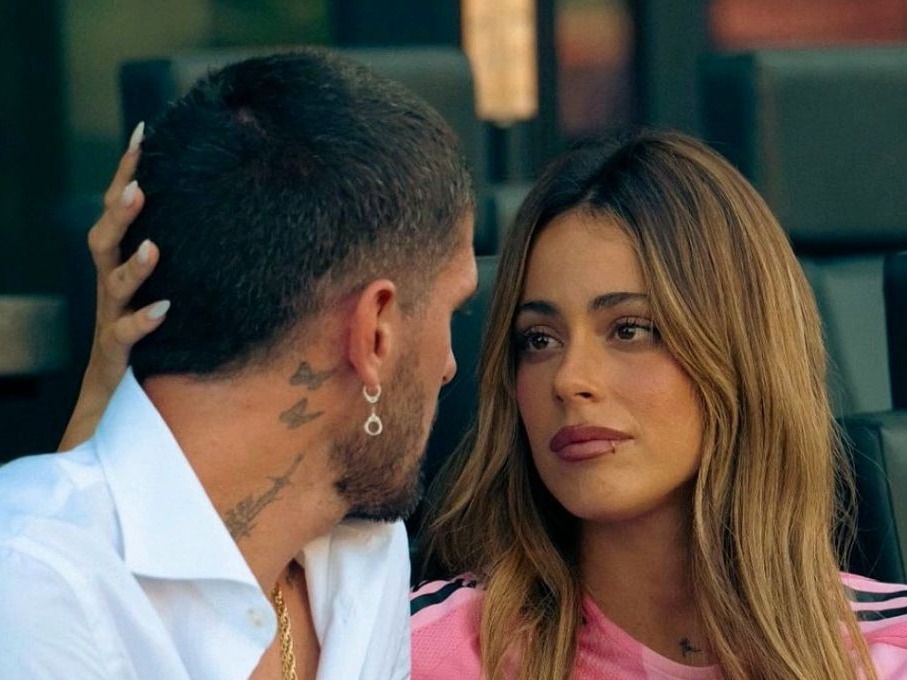 Tini acompañó a De Paul con la camiseta rosa de Inter Miami en su presentación oficial.