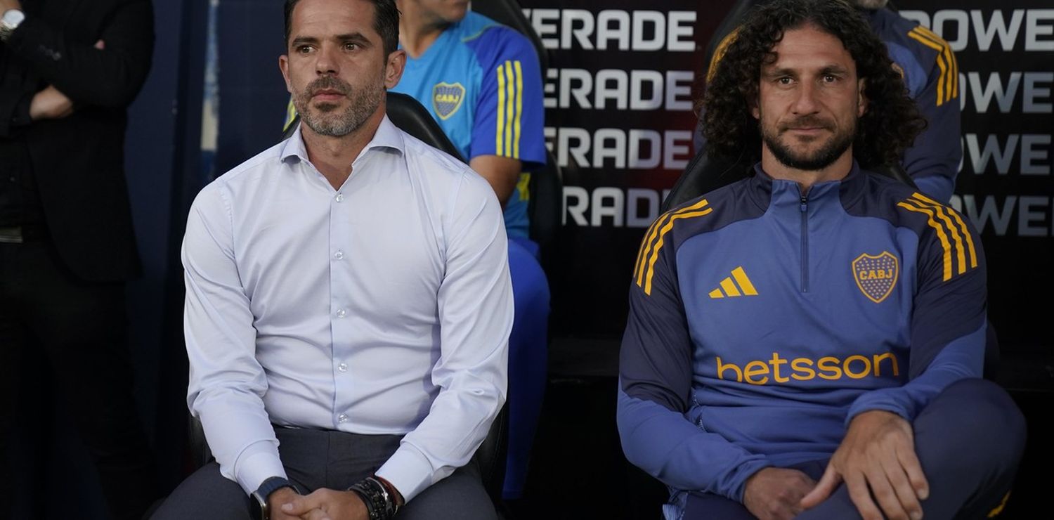 Fernando Gago junto a su primer asistente Fabricio Coloccini (crédito: Fernando de la Orden/Clarín).