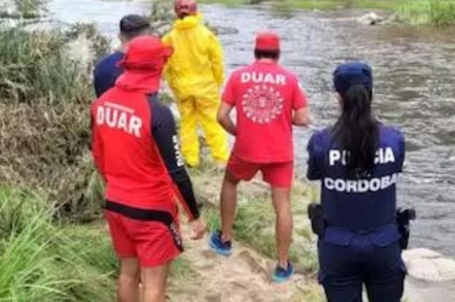 En el lugar continúan los trabajos de bomberos y policías.