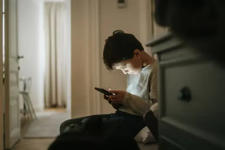 ¿Cuántas horas de celular son demasiadas? Las señales para saber si las pantallas afectan tu bienestar