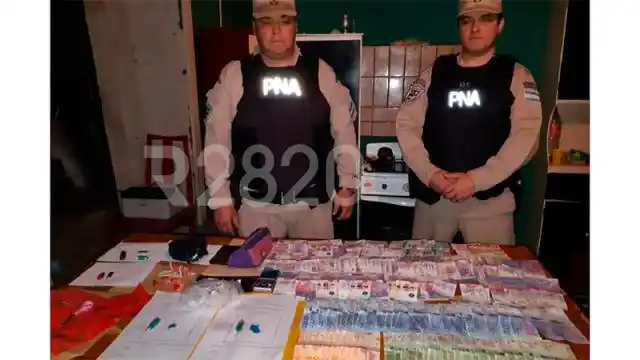 Detuvieron a una pareja con 50 dosis de cocaína y más de $55.000