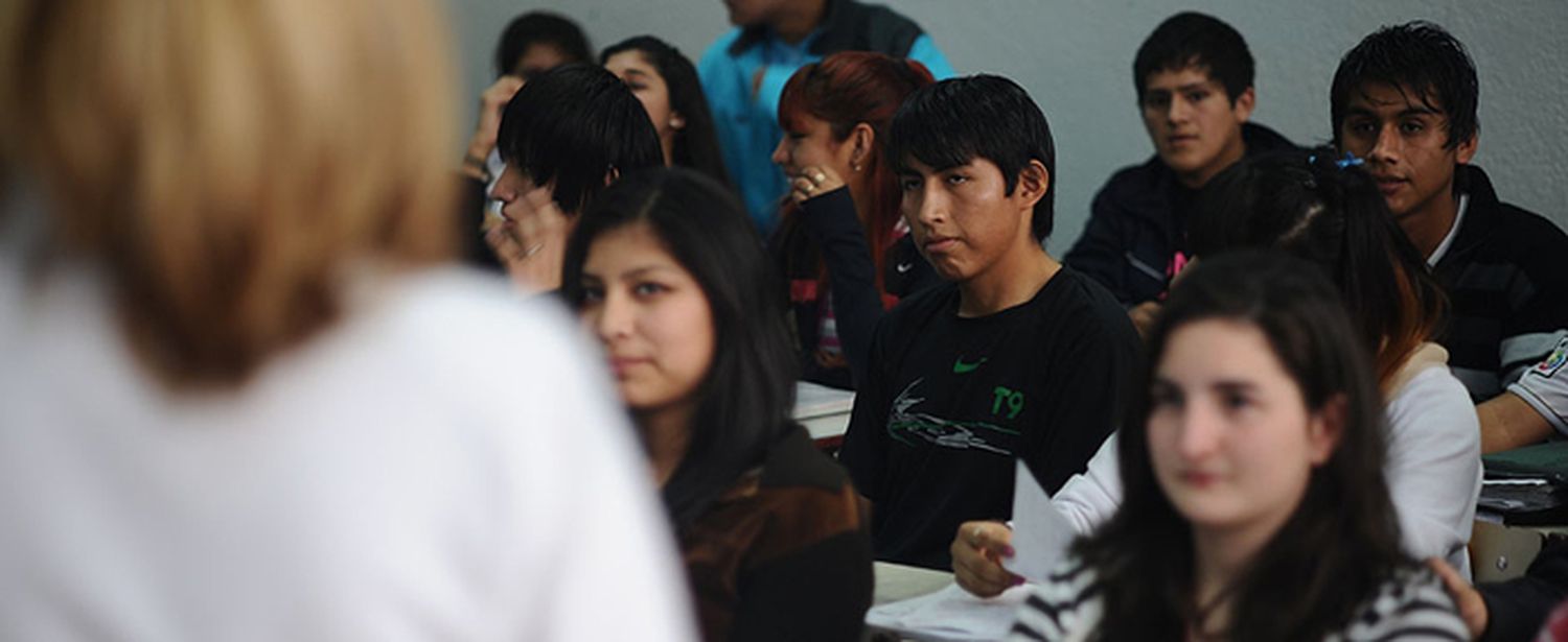 Abrirán salas para estudiantes de secundario que cuidan hijos o hermanos