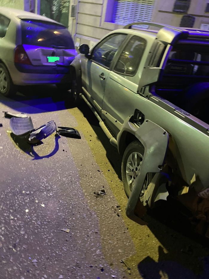 choque autos estacionados frente a la Biblioteca