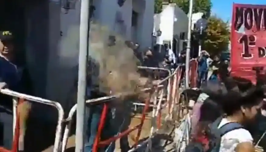 El momento en que los manifestantes tiraban efluentes cloacales a la Policía