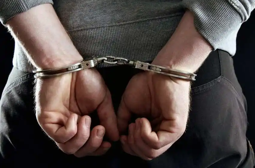 Detienen a un hombre por quemar a su pareja