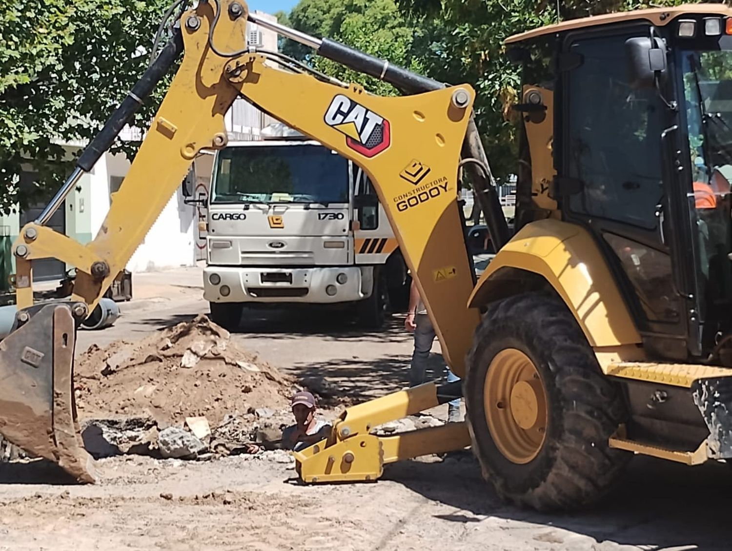 Una empresa dañó un cable subterráneo y provocó importantes cortes que afectan a distintas zonas de la ciudad