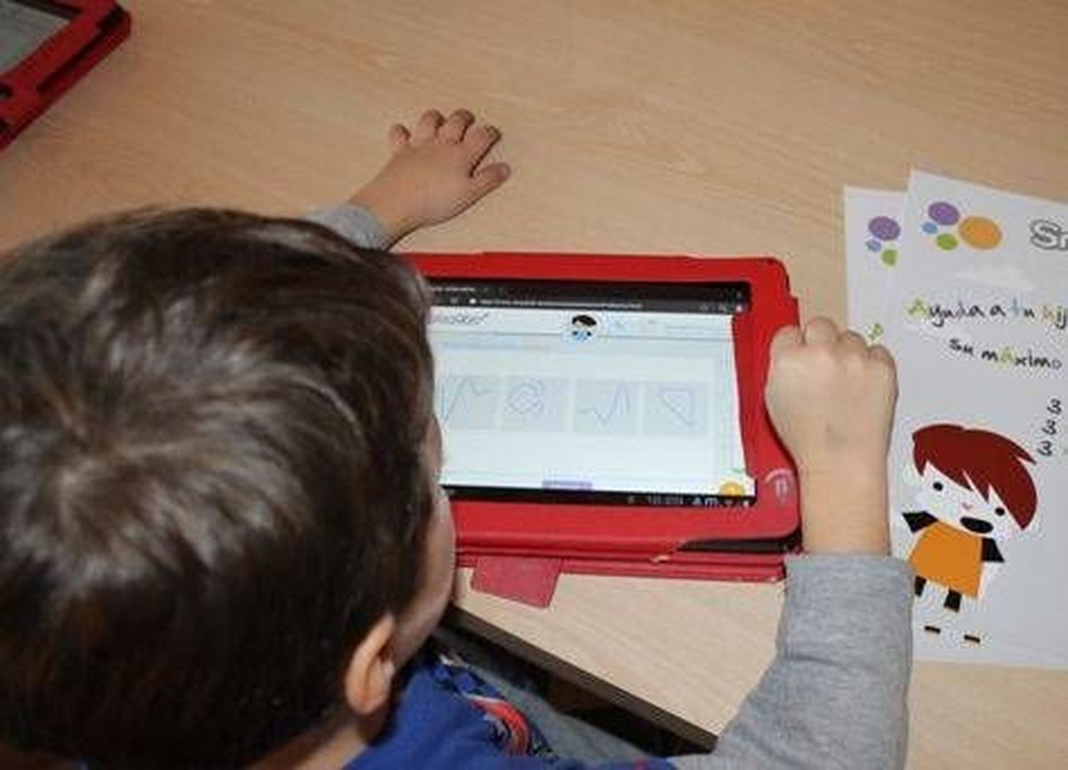 Como "castigo", docente untó dulce de leche en la cara de un alumno