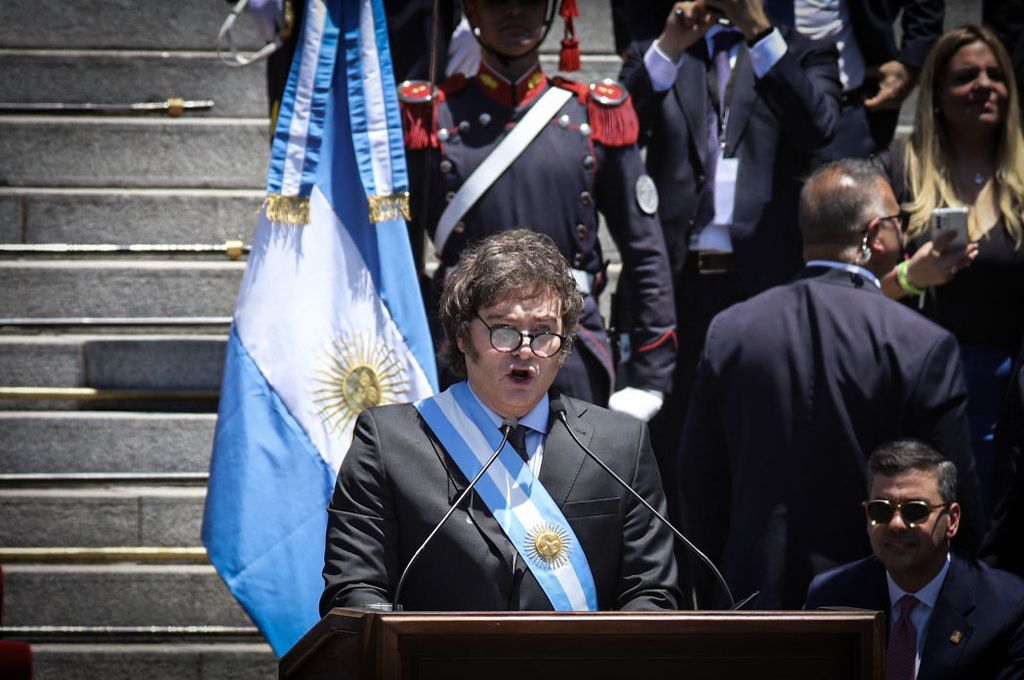 En el Título II, referido a la "reorganización administrativa", el proyecto le otorga en el artículo Nº6 al Ejecutivo la potestad de implementar "la mejora de la carrera de los agentes de la administración pública nacional" mediante un "sistema de acceso y promoción en función del mérito y la obtención de logros y metas prestablecidas".