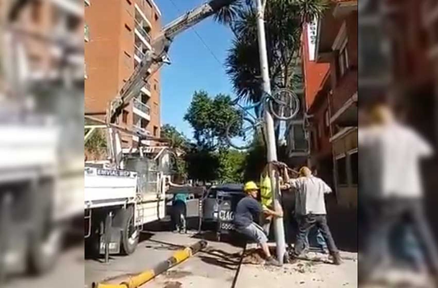 Cambiaron un semáforo en mal estado con una bicicleta incluida