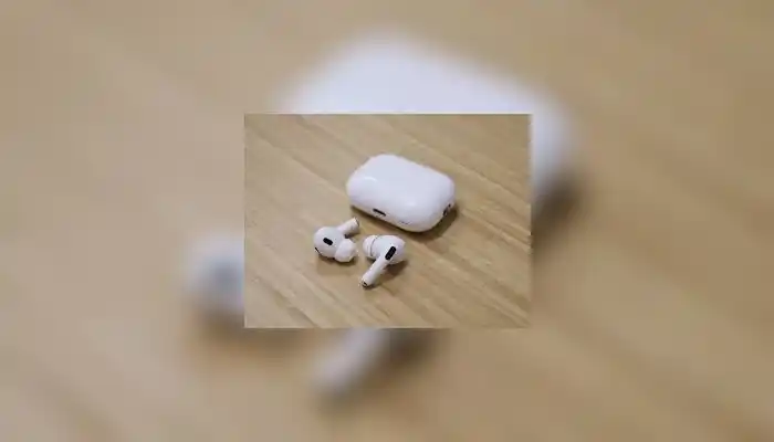 Paola busca sus auriculares