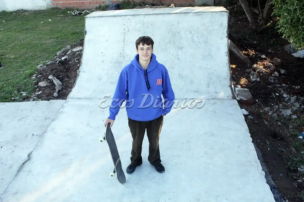 Bruno Mastronardi junto a la primera etapa del skatepark construido en 76 y 37