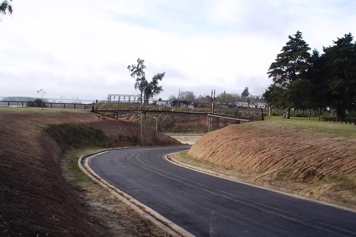 El puente peatonal del nuevo Boulevard fue instalado en 2006. Foto: Archivo La Opinión.