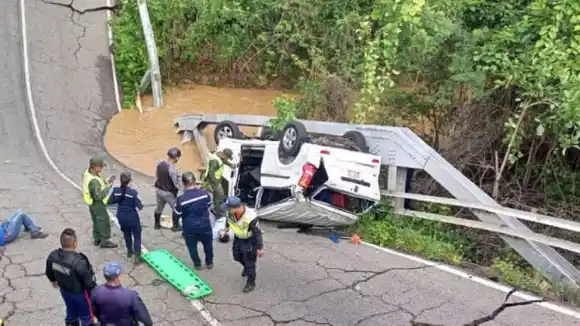 ¡TRAGEDIA! COLAPSO DE UN PUENTE ocasiona un muerto y tres heridos en la vía Falcón-Zulia