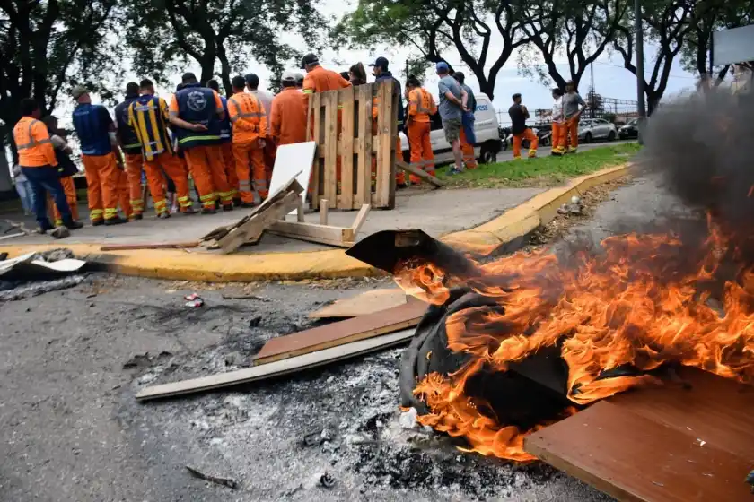 Un conductor disparó al aire por el corte de calle de trabajadores portuarios