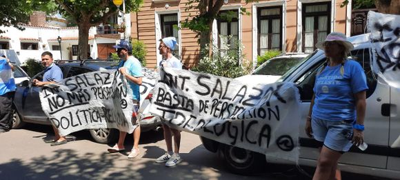 Con caravana y pancartas, así fue la concentración en la municipalidad por la restitución de Lucrecia del Pozo