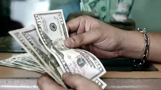 El dólar subió 11 centavos y cerró la semana a $25