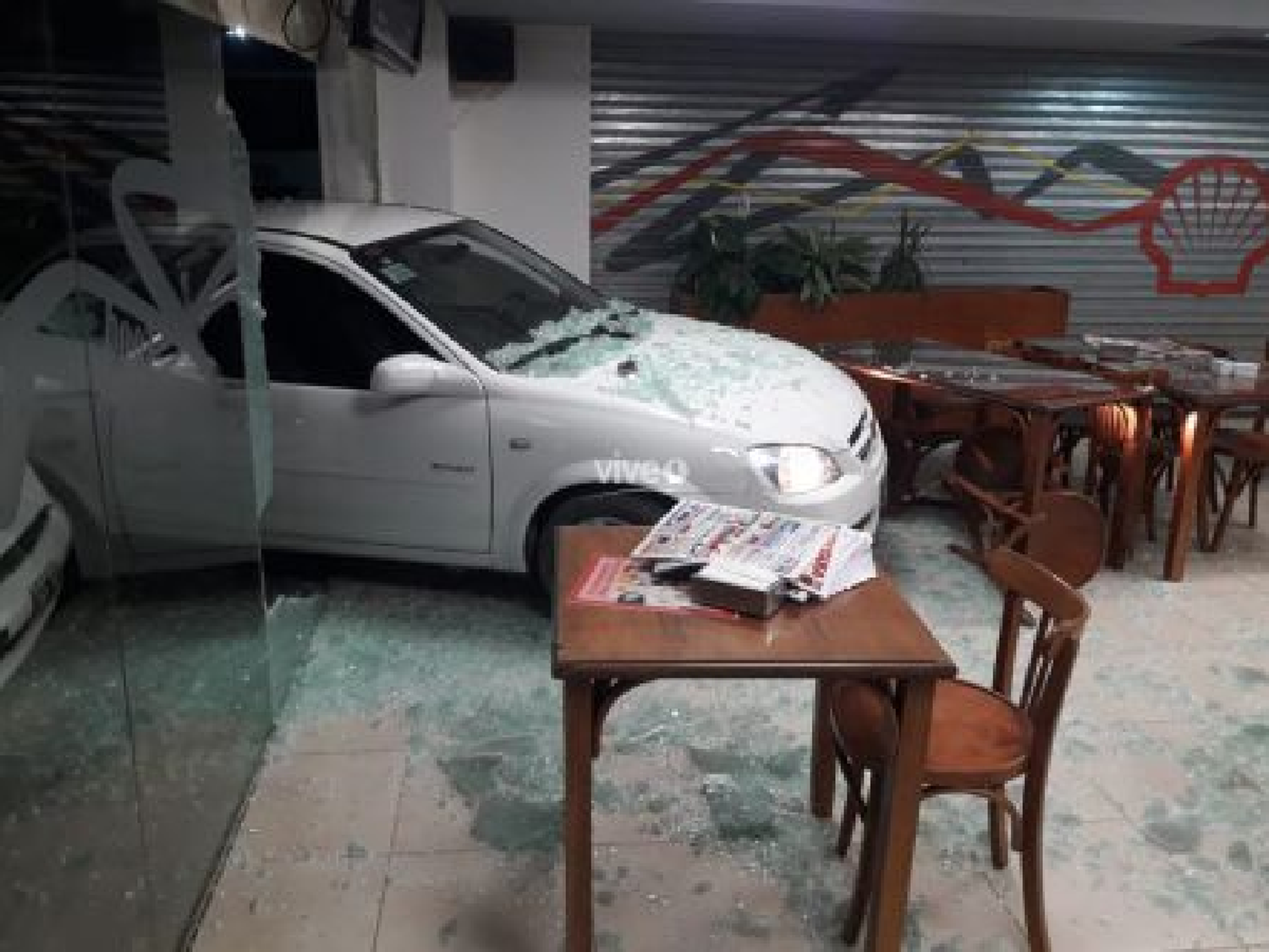 Se estrelló contra el shop de una estación de servicio de Las Varillas  