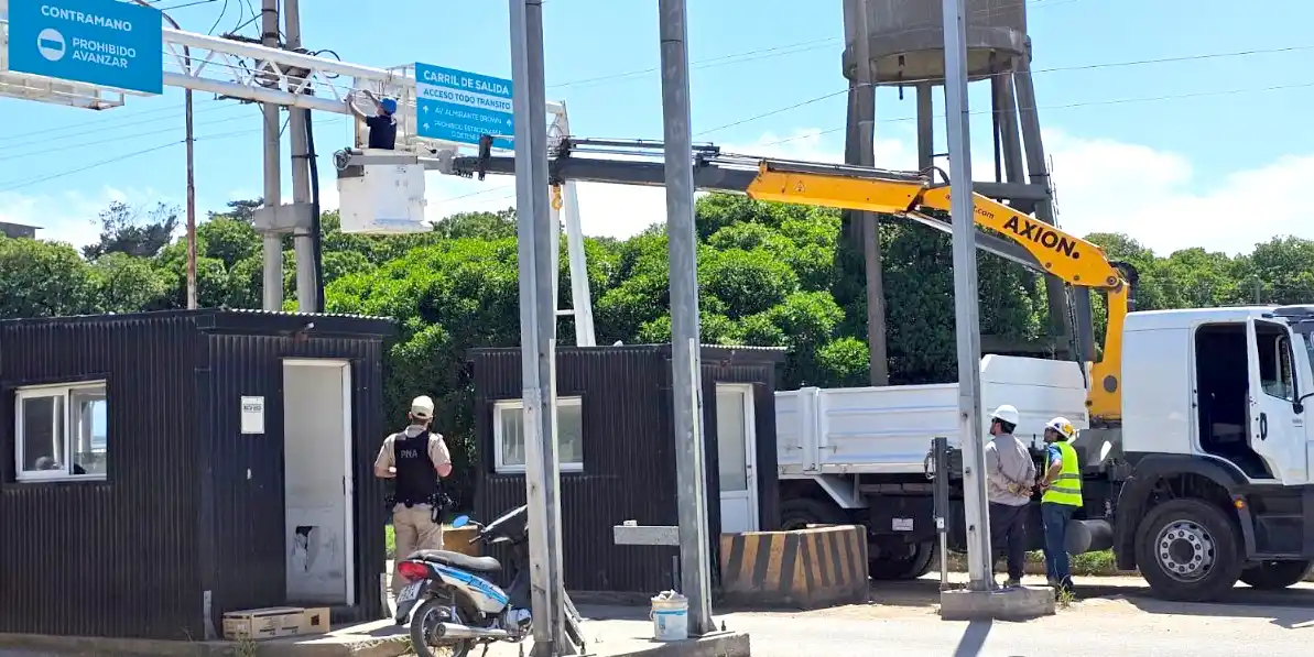 Trabajos de instalación. En el sector de acceso a Puerto Quequén