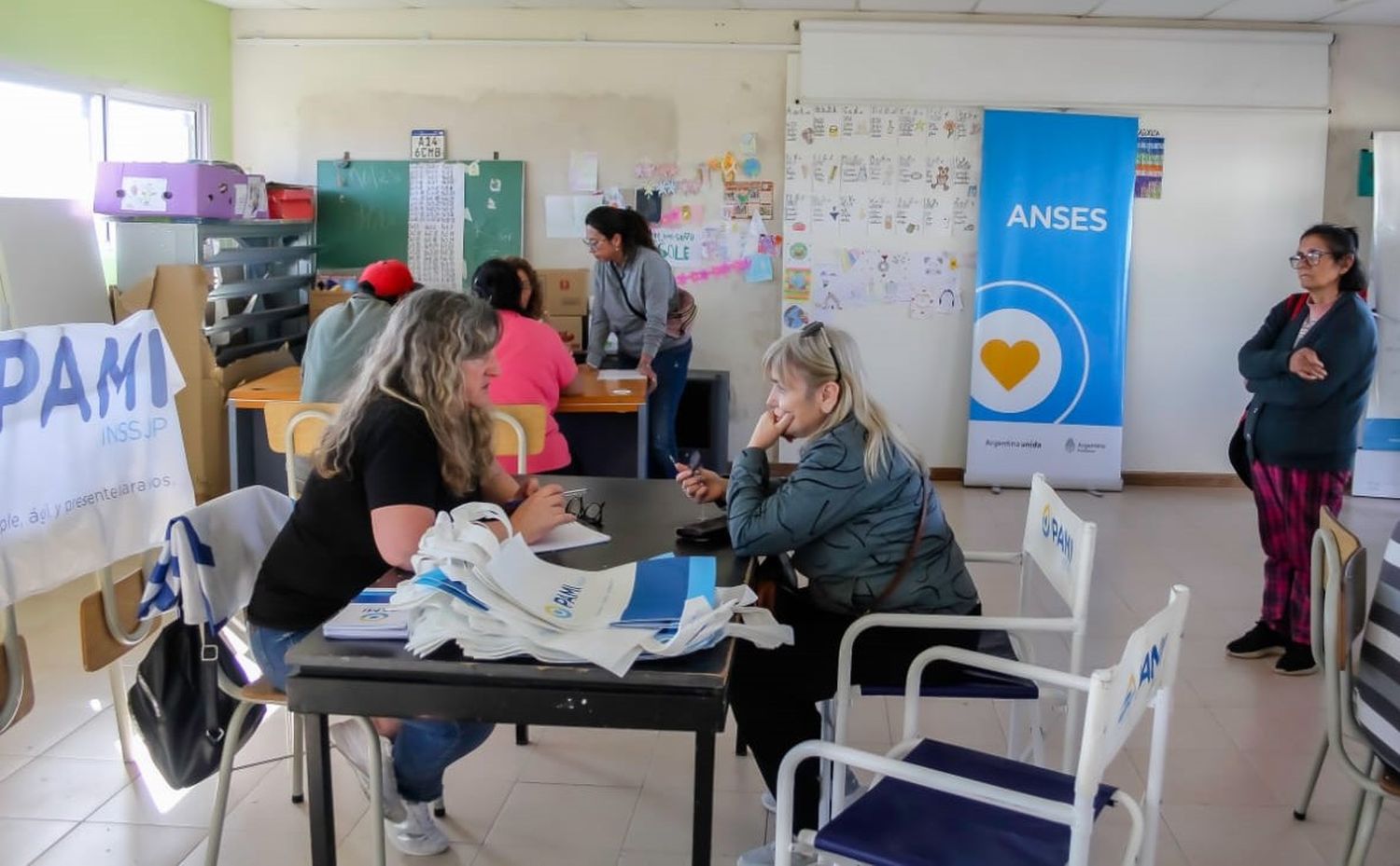 En primer plano, Silvia Hugolini (PAMI); más atrás, Cristina Gómez (Anses) y la diputada Paola Bravo.