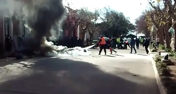Incidentes en reclamo de recicladores en el municipio: Hay 6 aprehendidos y 5 policías heridos