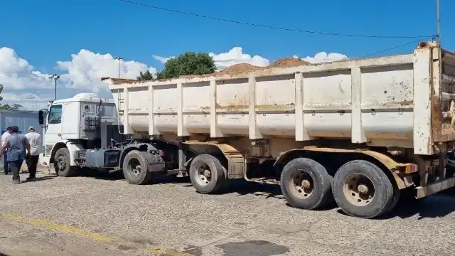 Tres camiones fueron enviados al corralón por tirar residuos en Circunvalación
