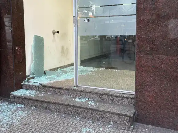 Confuso episodio: destrozaron la puerta de un banco en una presunta pelea entre personas en situación de calle