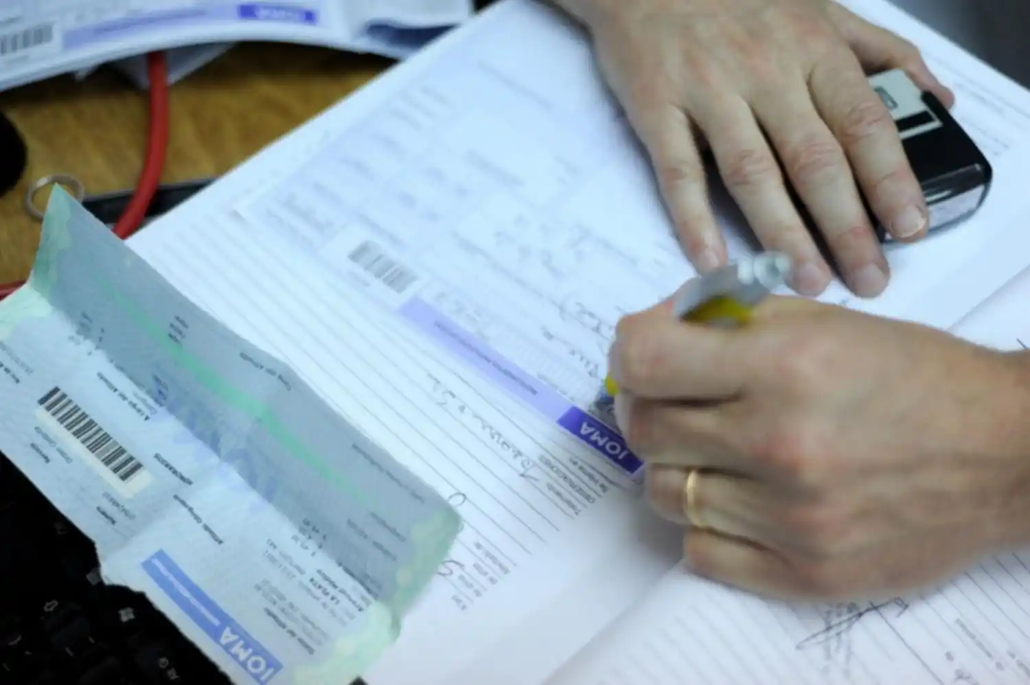 IOMA sigue despertando polémica: dio de baja la internación domiciliaria de un paciente porque “sale a trabajar”