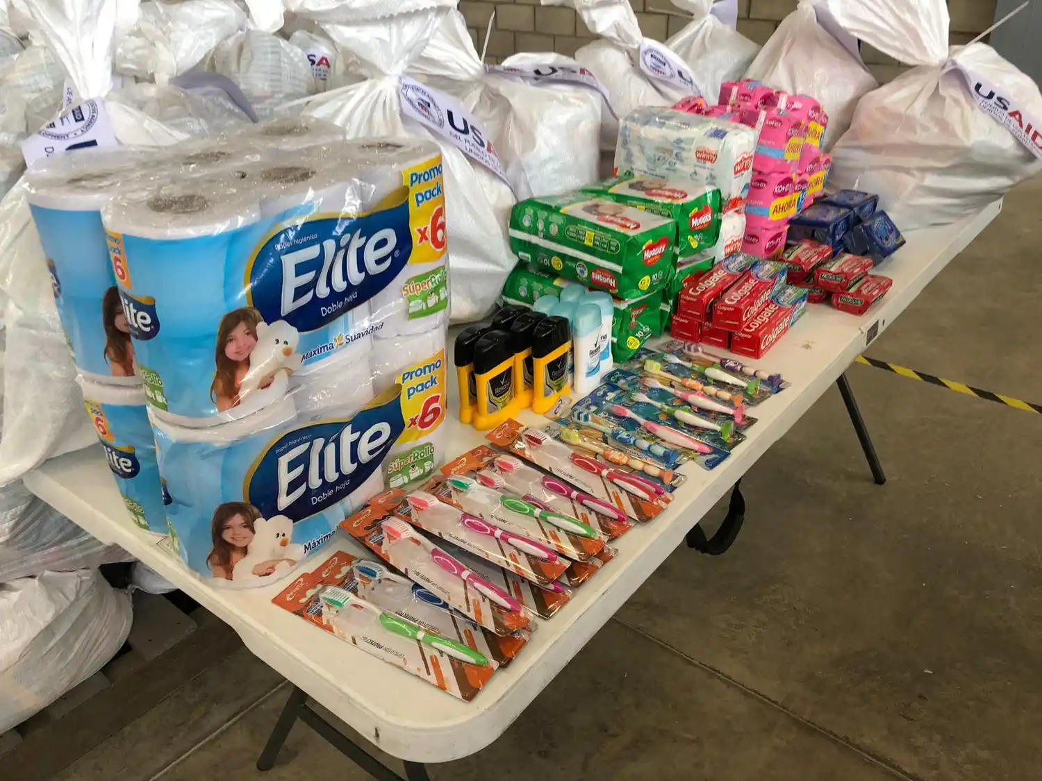 ¿Qué hay en las cajas de ayuda humanitaria de Usaid enviadas a Venezuela?