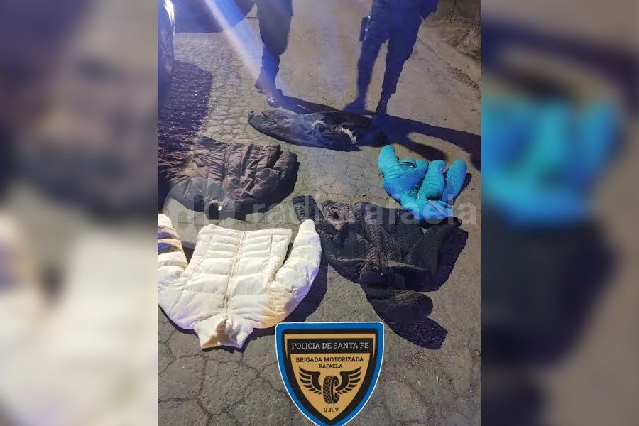 Robaron dos camperas de la baulera de una moto: uno de ellos es menor de edad