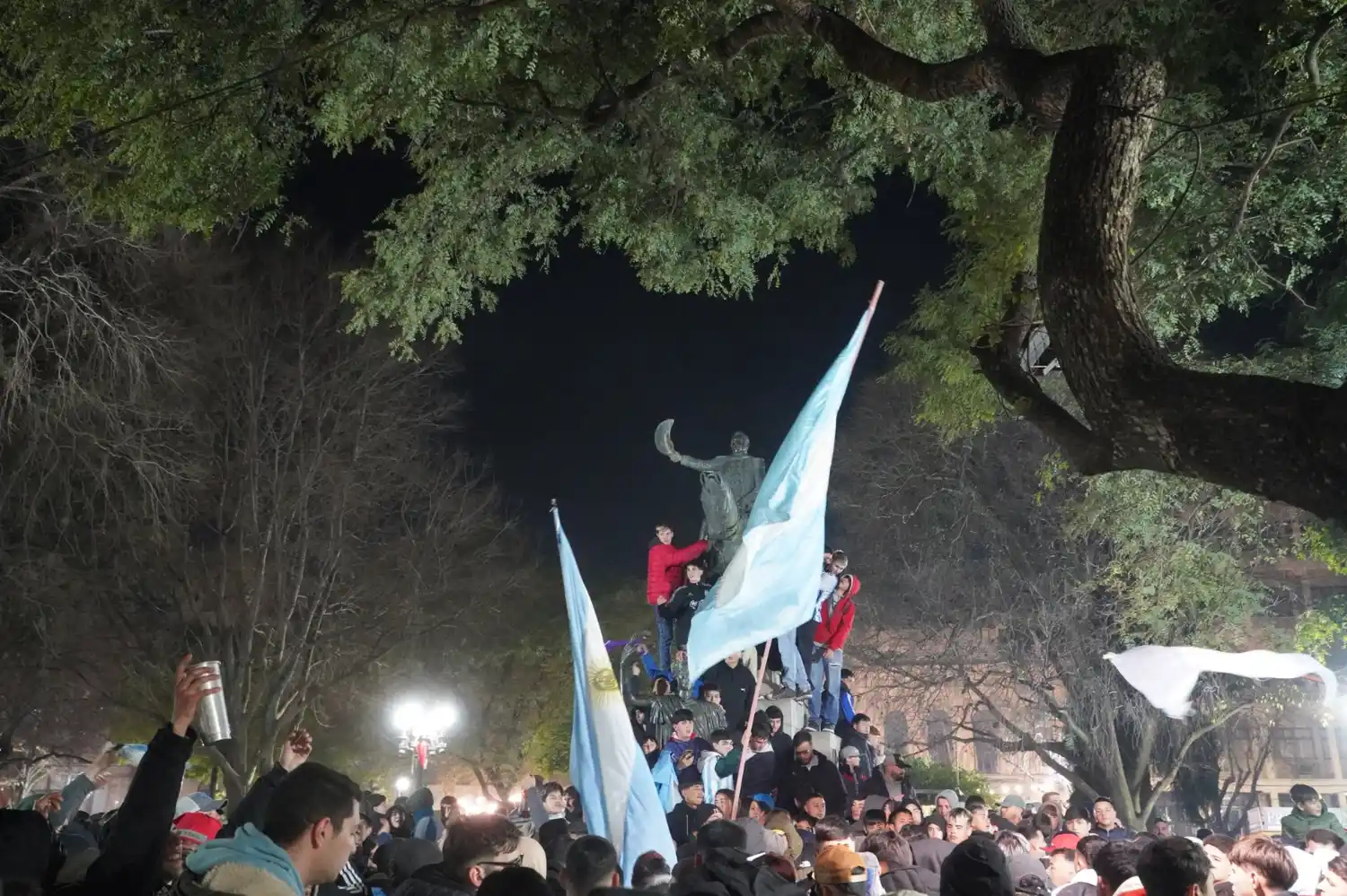 Los jóvenes coparon la plaza principal de Mercedes