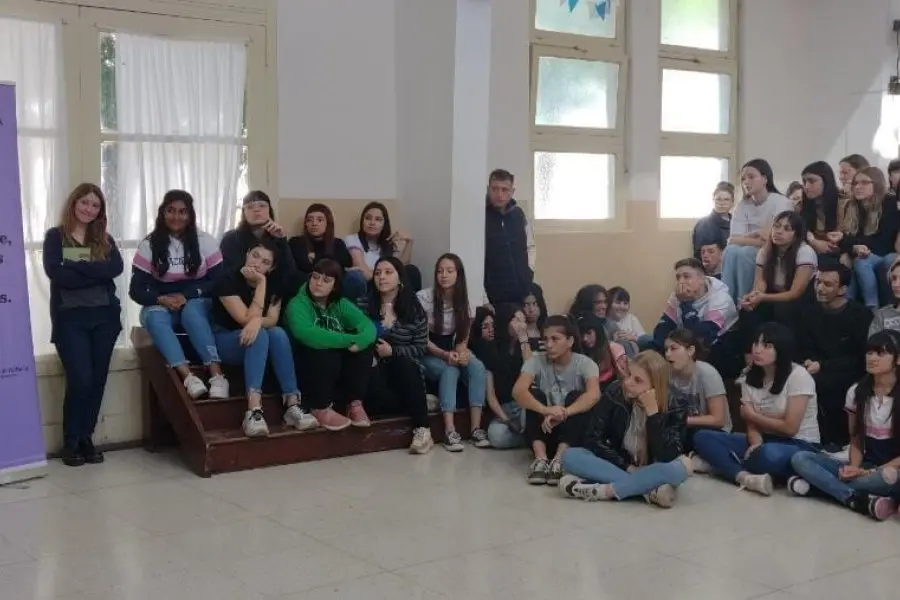 Casi 100 libros de autores y autoras locales llegaron a manos de estudiantes de todos los niveles