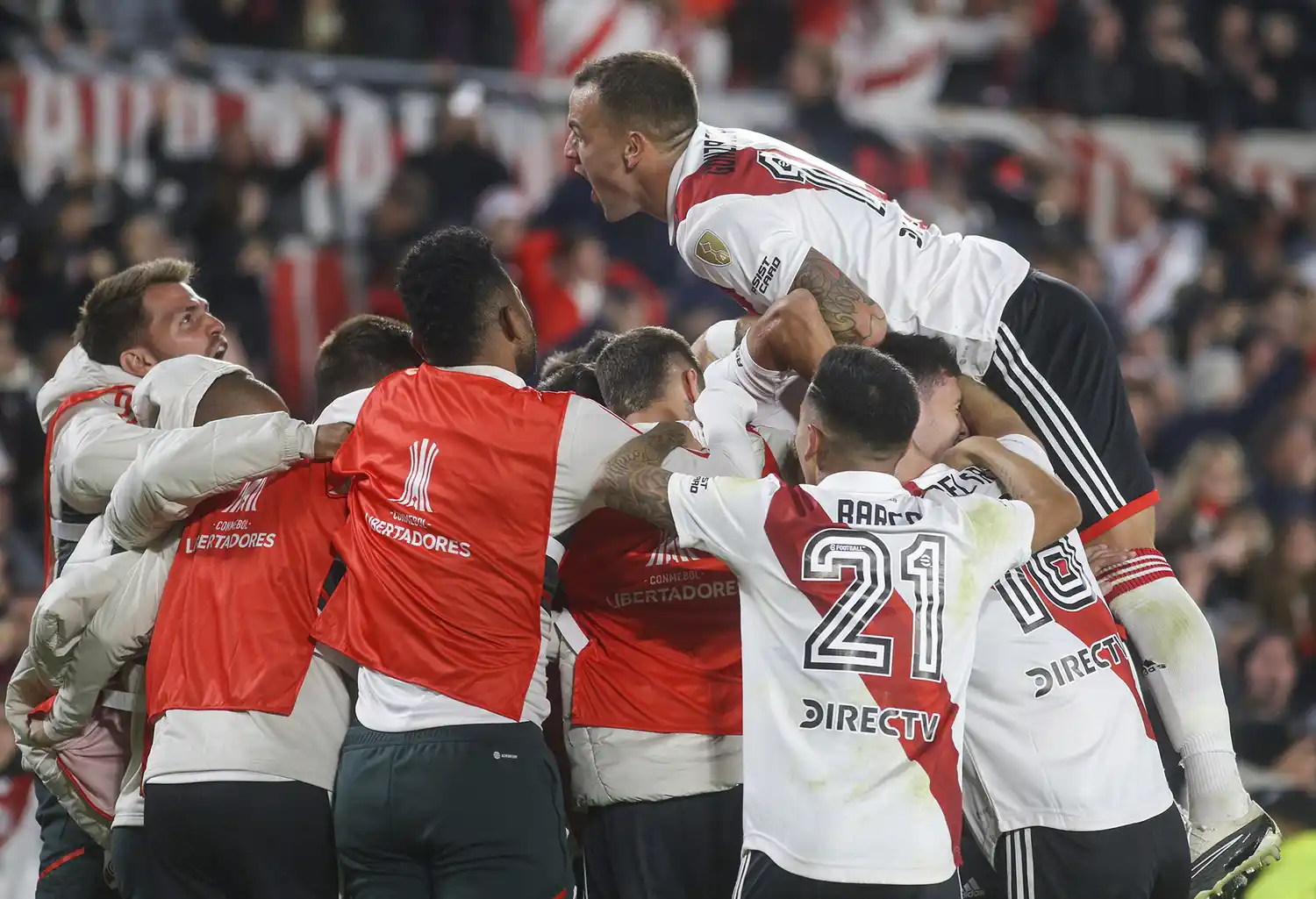 González Pirez, en lo alto del festejo riverplatense.