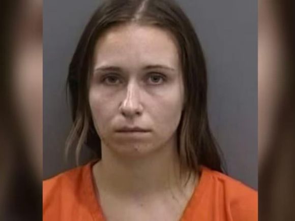 Detuvieron a una profesora de biología acusada de abusar de un alumno adentro del aula