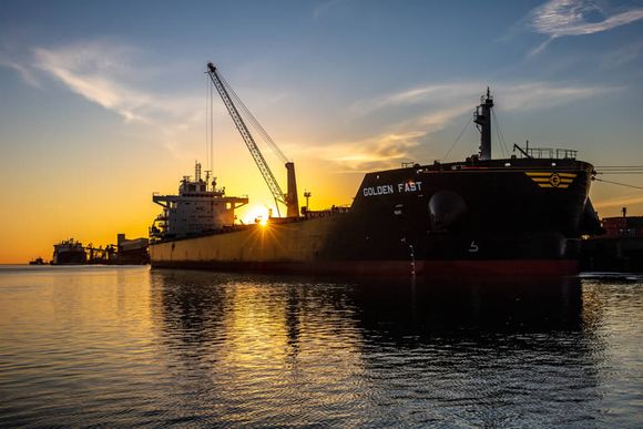 Mientras el Paraná sigue bajando, el puerto de Bahía Blanca suma récords