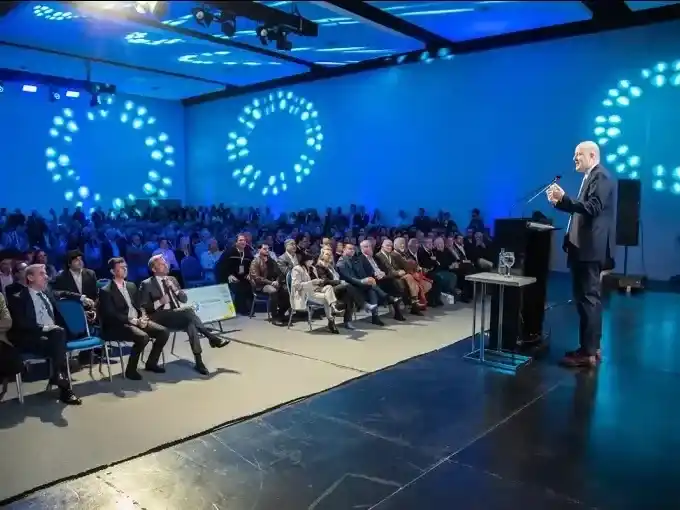 Sturzenegger defendió en Paraná la transformación del Estado y anunció nuevas medidas para profundizar la desregulación económica