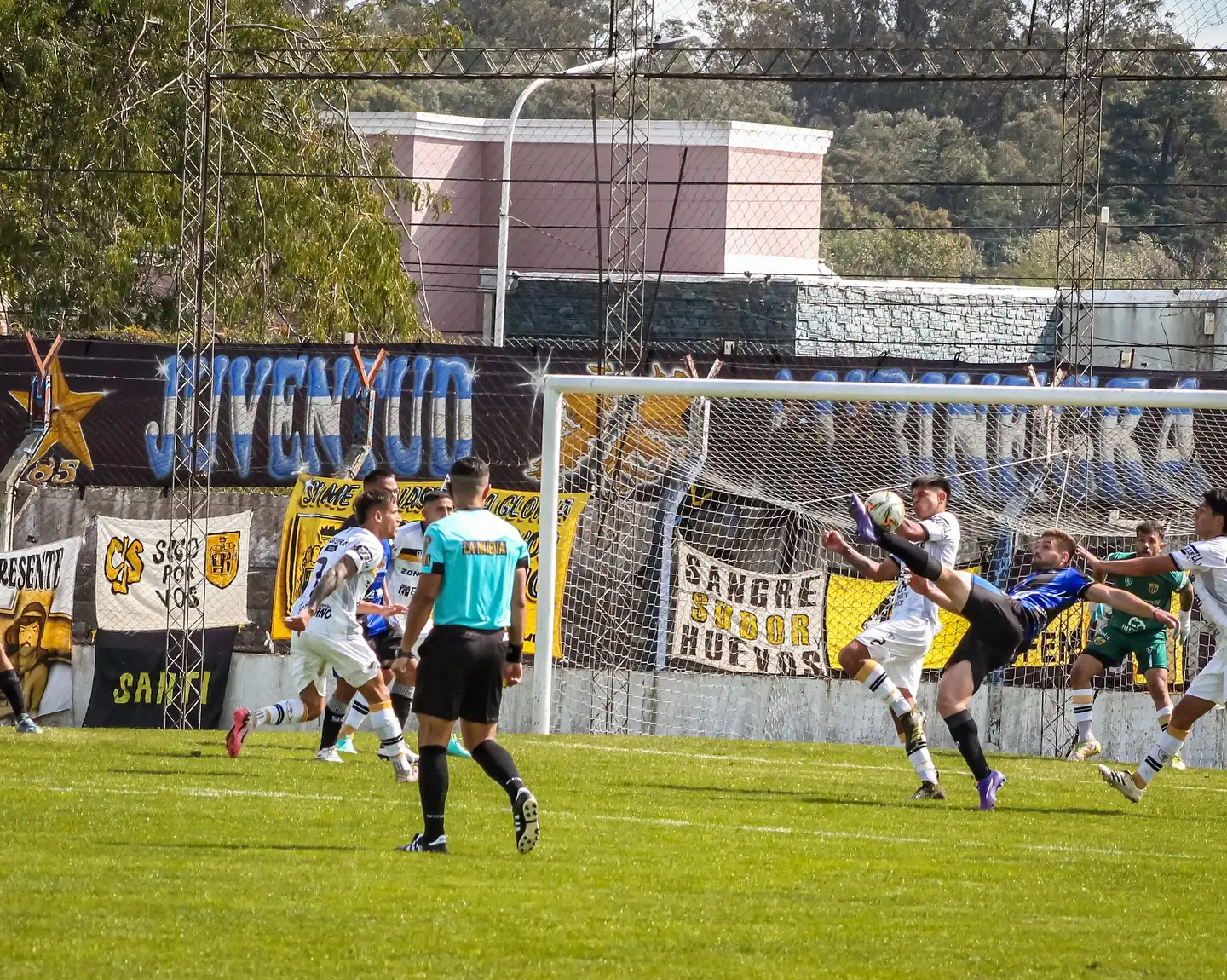 Santamarina viene de ganarle a Deportivo Rincón.